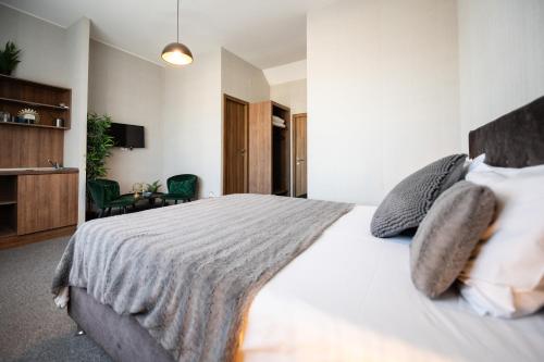 ein Schlafzimmer mit einem großen weißen Bett mit Kissen in der Unterkunft Central Square Apartments in Belgrad