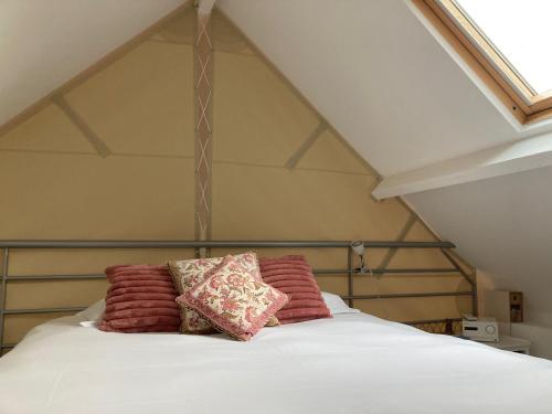 - un lit mansardé avec 2 oreillers dans l'établissement KER MAJA : Charmante Maison 1930 * Jardin * 2 vélos * WIFI, à Carnac