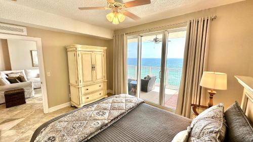 um quarto com uma cama e vista para o oceano em Tropic Winds 1606 em Panama City Beach