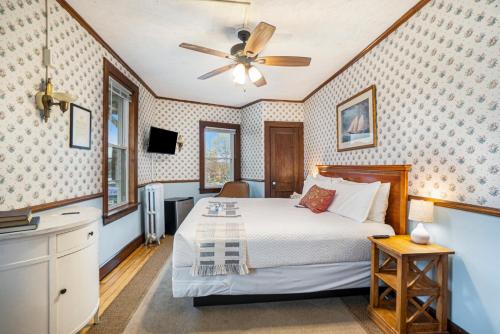 Historic Hotel Nicholsにあるベッド