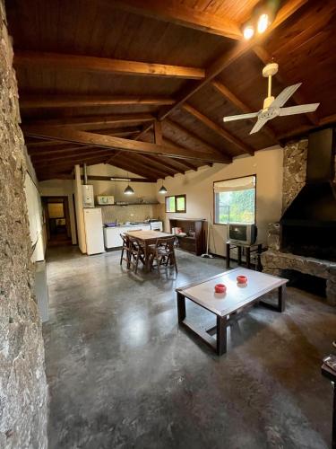 sala de estar amplia con mesa y cocina en Cabaña Bosque Peralta Ramos en Mar del Plata