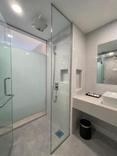 HPY Hotel في ايبوه: حمام مع دش زجاجي ومغسلة
