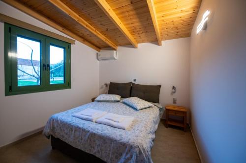 Ένα ή περισσότερα κρεβάτια σε δωμάτιο στο House by the sea