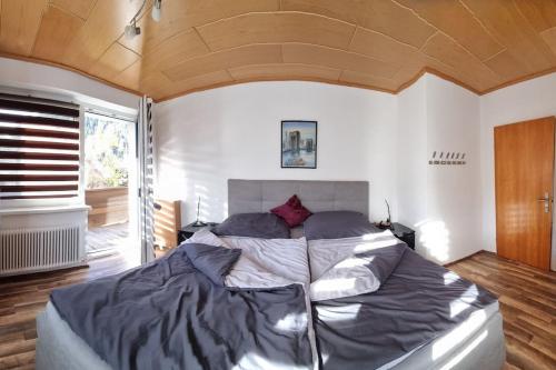 um quarto com uma cama grande num quarto em Appartement-Reiteralm Schober em Schladming