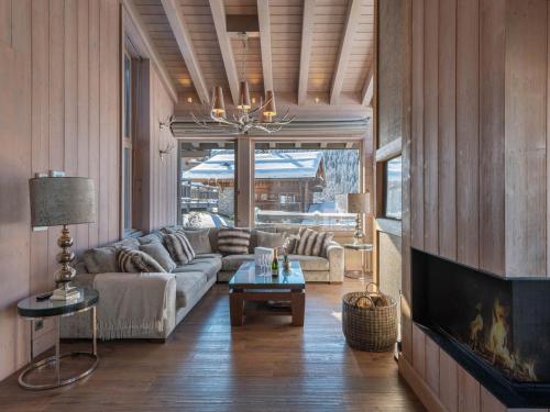 un salon avec un canapé et une télévision dans l'établissement Chalet de luxe avec jacuzzi et garage à Courchevel - FR-1-563-30, à Courchevel