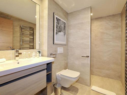 une salle de bain avec toilettes, lavabo et douche dans l'établissement Chalet de luxe avec jacuzzi et garage à Courchevel - FR-1-563-30, à Courchevel