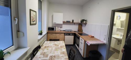 eine kleine Küche mit einem Tisch und einem Waschbecken in der Unterkunft Apartment bei Michael Bochum in Bochum