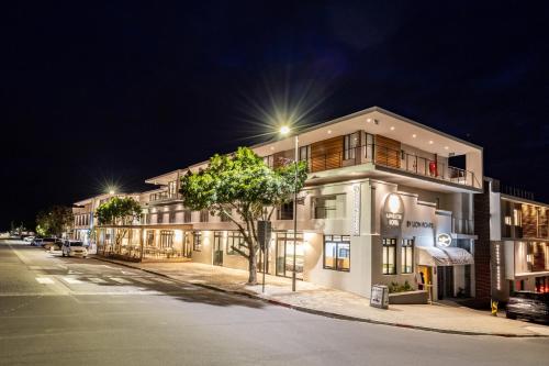 El barrio en el que está el hotel o un barrio cercano