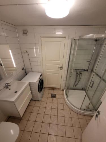 y baño con lavabo, ducha y aseo. en 6 Bedrooms, 8 Guest Apartment in Kjeller Lillestrøm - 5mins from Lillestrøm Station, 3 mins to OSLOMET, en Lillestrøm