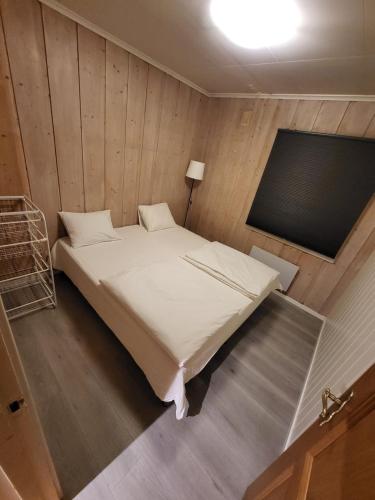 1 dormitorio con 1 cama blanca grande en una habitación en 6 Bedrooms, 8 Guest Apartment in Kjeller Lillestrøm - 5mins from Lillestrøm Station, 3 mins to OSLOMET, en Lillestrøm