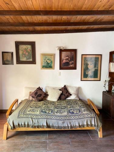 ein Schlafzimmer mit einem Bett in einem Zimmer in der Unterkunft Casa Confortable in Mar del Plata