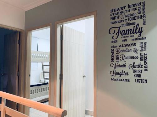 a room with a wall with words on it at Cabaña 8 Arrecifes in Coveñas