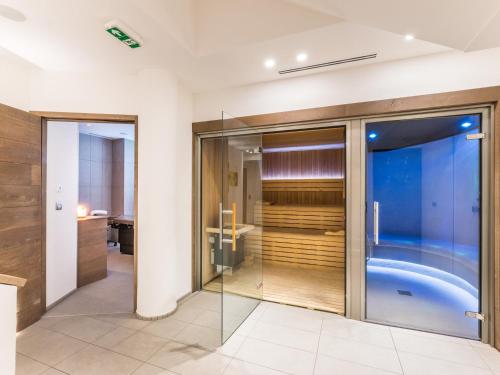 uma casa de banho com uma cabina de duche ao nível do chão e uma banheira em Appartement Méribel, 4 pièces, 8 personnes - FR-1-565-8 em Les Allues