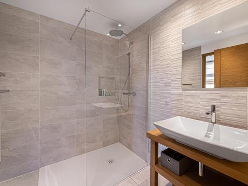 ein Bad mit einem Waschbecken und einer Dusche in der Unterkunft Chalet Méribel, 7 pièces, 12 personnes - FR-1-565-1 in Les Allues
