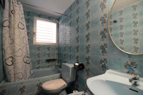 レスカラにあるApartamentos Puig Suredaのバスルーム(トイレ、洗面台、鏡付)
