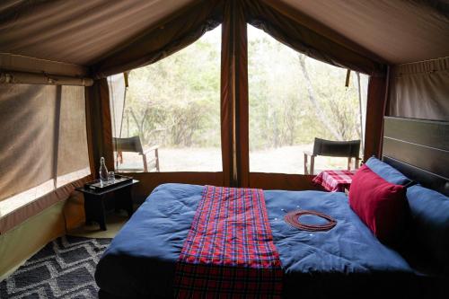 Un pat sau paturi într-o cameră la Olimba Mara Camp