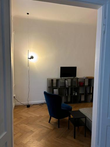 un salon avec une chaise et une télévision dans l'établissement CASA AUGUSTO, à Trieste