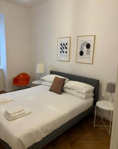 - une chambre avec un lit, deux tables et une chaise dans l'établissement CASA AUGUSTO, à Trieste