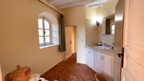 een badkamer met een wastafel, een toilet en een raam bij Dar Luce in Essaouira