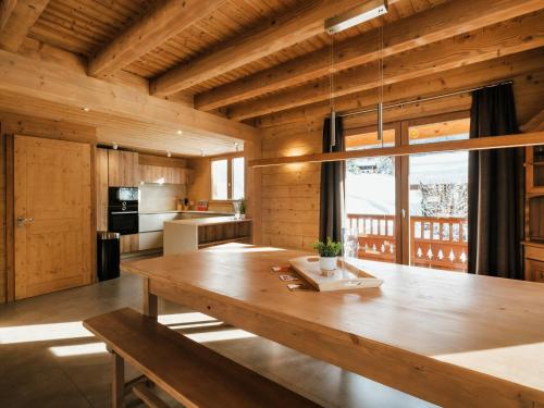 - une cuisine avec une table en bois dans une chambre dans l'établissement Chalet rénové 2020 pour 8 pers., proche pistes et village, garage, WIFI – La Clusaz - FR-1-304-262, à La Clusaz