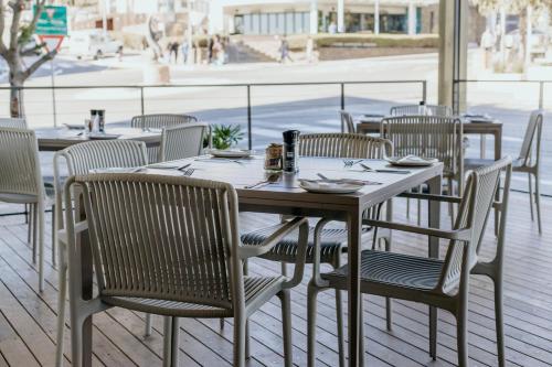 Un restaurante u otro lugar para comer en Plett Quarter Hotel - Lion Roars Hotels & Lodges
