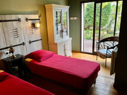 1 Schlafzimmer mit 2 Betten, einem Stuhl und einem Fenster in der Unterkunft Coté Notre Dame des Marins Appartement T3 (80 m2) avec Grande Terrasse in Martigues