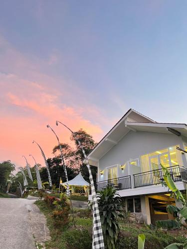 een huis aan de kant van een weg bij One Ubud Village in Gunungpicung