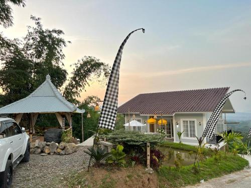 een huis met een groot giraffenbeeld ervoor bij One Ubud Village in Gunungpicung