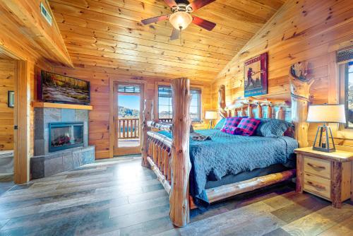- une chambre avec un lit et une cheminée dans une cabane en rondins dans l'établissement Red Sky Lodge, à Sevierville