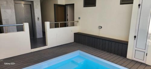una piscina en medio de un edificio en NAYUHA apt B, en Flic en Flac