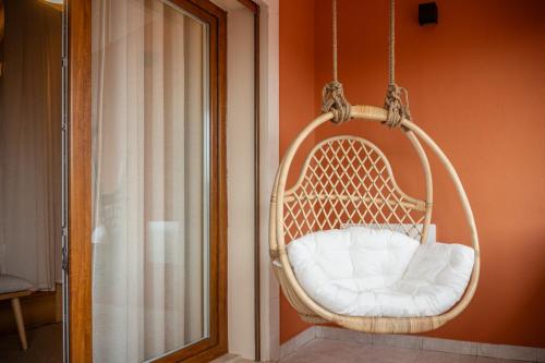 una sedia sospesa in una stanza accanto a una porta di Magnolia Luxury Villa a Vieira de Leiria