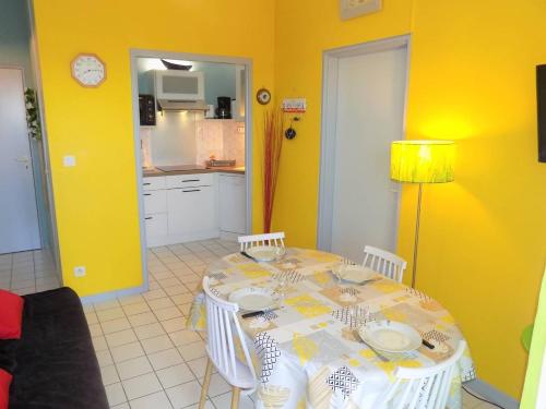 comedor con mesa y cocina en Vaux sur Mer - Quartier PONTAILLAC - APPARTEMENT - PISCINE COLLECTIVE, en Vaux-sur-Mer
