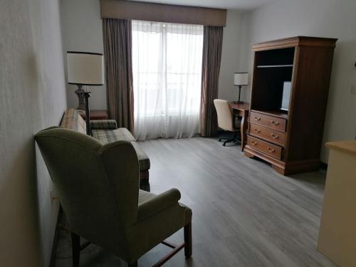 TV a/nebo společenská místnost v ubytování Sierra Huasteca Inn