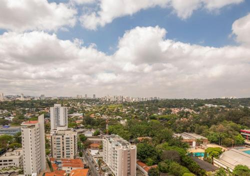 un paysage urbain d'une ville avec de grands bâtiments dans l'établissement Metro Brooklin - Be Urban, à São Paulo