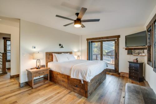 1 dormitorio con 1 cama y ventilador de techo en Stateline Mountain Cabin 3 Mi to Heavenly Resort, en Stateline