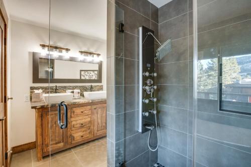 uma casa de banho com um chuveiro e um lavatório. em Stateline Mountain Cabin 3 Mi to Heavenly Resort em Stateline
