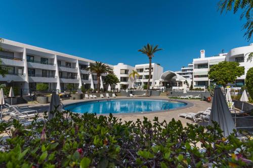 una gran piscina frente a un edificio en GO2TENERIFE Apart'Jara Pool view & Beach at 5 min, en Playa de las Américas