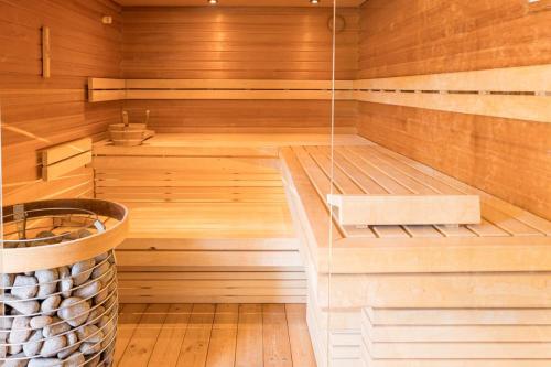 a sauna with a tub in a wooden room at Ferienhaus Beim Viechdoktor in Crailsheim