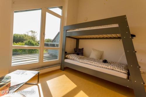 a bedroom with a bunk bed and a window at Ferienhaus Beim Viechdoktor in Crailsheim