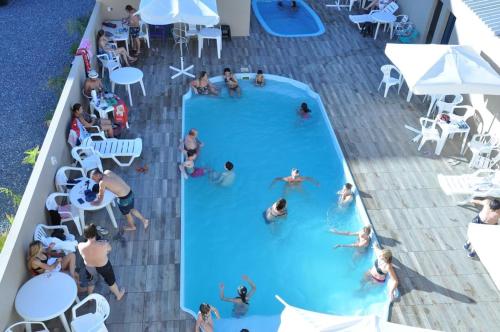 una vista aérea de la gente en una piscina en La posada en São Gabriel