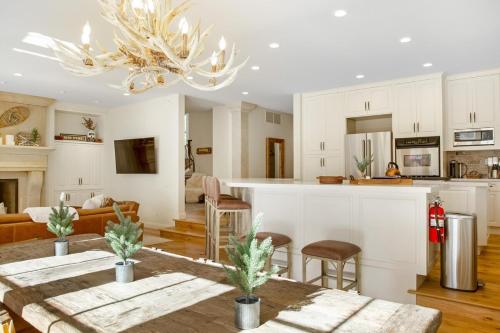 uma cozinha e sala de estar com mesa e cadeiras em Luxury Warm Springs River Home em Ketchum