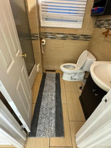 un piccolo bagno con servizi igienici e lavandino di Classis King and Queen suites a Schenectady