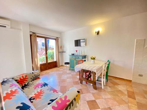 - un salon avec un canapé et une table dans l'établissement Residence La Rosa, à Porto San Paolo