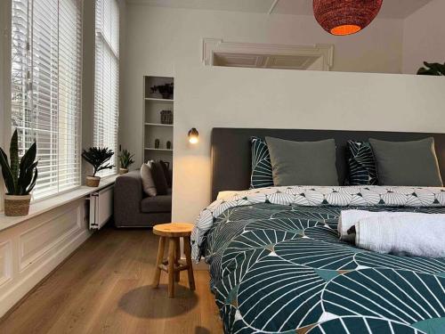 sypialnia z łóżkiem i krzesłem w obiekcie Vondelpark Luxury Apartment w Amsterdamie