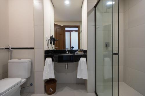 e bagno con lavandino, servizi igienici e doccia. di Vila Galé Resort Touros - All Inclusive a Touros