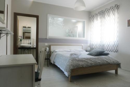 ジョイア・タウロにあるB&B Geoljaのベッドルーム1室(ベッド1台、シンク、窓付)