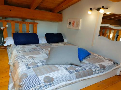 1 dormitorio con 1 cama con 2 almohadas en Mini appartamento il Villaggio, en Valmontone