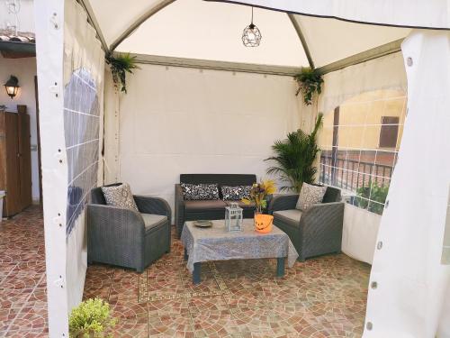 un patio con sillas y una mesa en una tienda de campaña en Mini appartamento il Villaggio, en Valmontone