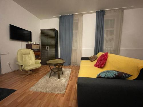 een slaapkamer met een bed, een tafel en een stoel bij Apartament Luna Gruia in Cluj-Napoca