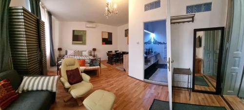 een woonkamer met een bank en een eetkamer bij Apartament Luna Gruia in Cluj-Napoca